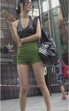 绿色热裤小姐姐