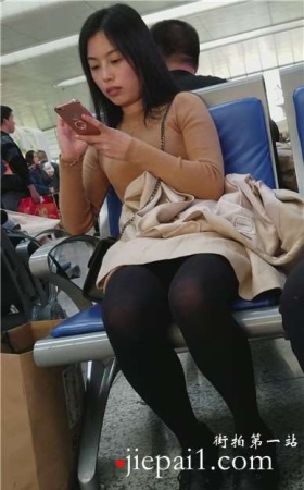 4k-高铁站候车室拍摄黑丝美腿大眼小清新女神姐姐