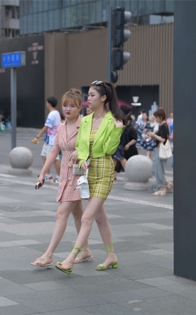 摄神街拍作品 - 好靓丽的美腿小姐姐