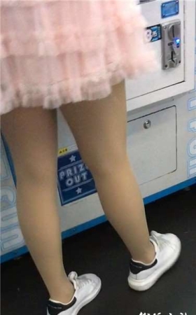 街拍粉裙丝袜可人小妹