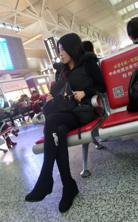 火车站候车的极品长腿黑色丝袜高靴少妇
