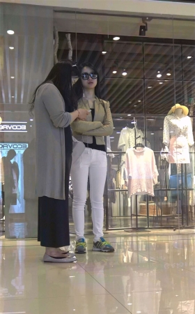 白色紧身裤美女