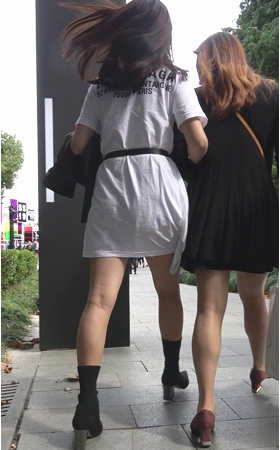 白色连衣裙裸腿小姐姐
