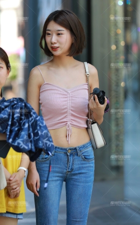 小背心，露肚脐，紧牛小姐姐 [15P]