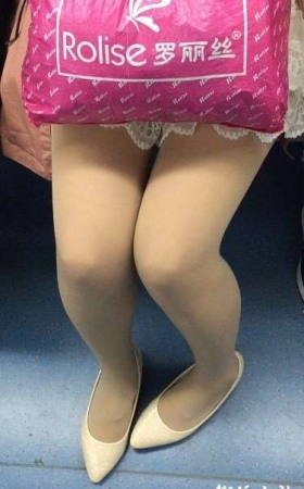 地铁上的肉丝袜美腿妹子