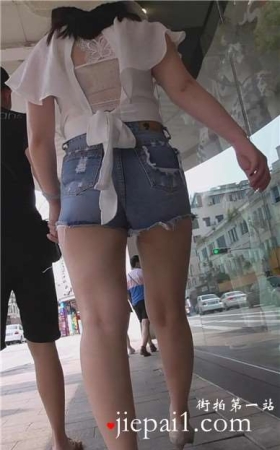 牛仔热裤丰臀微胖美女跟男友手拉手压马路  [589 MB]