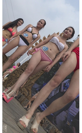 一群养眼的比基尼美女
