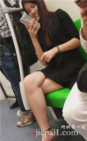 4k-轻轨列车上偶遇一大嘴美腿高跟鞋女孩。