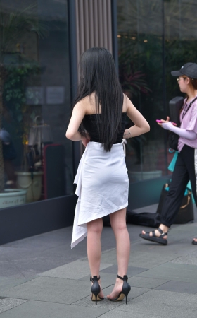 白裙高跟