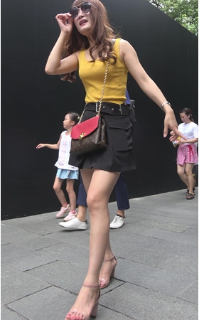 黄衣黑裙小美女