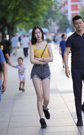 高腰热裤的美眉