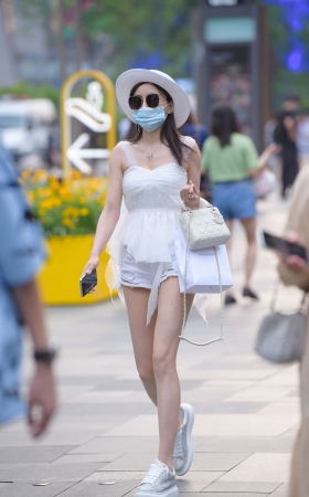 白热裤，靓丽美腿小姐姐