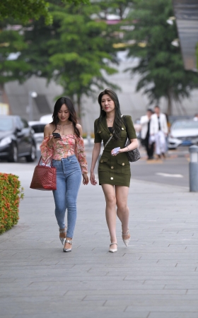 牛仔紧身裤小姐姐