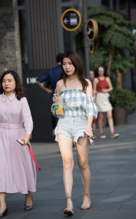 热裤美女