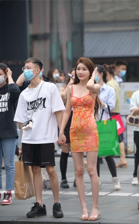 艳丽吊带裙