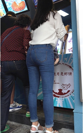 蓝色牛仔紧身裤妹子