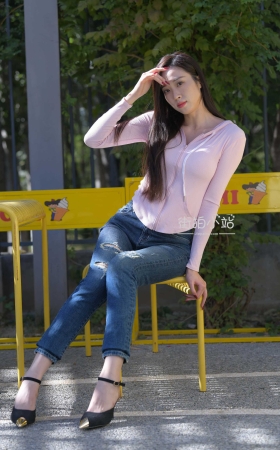 [一始专区] 牛仔裤美女  【图片➕视频】<font color=red> [11P]</font>