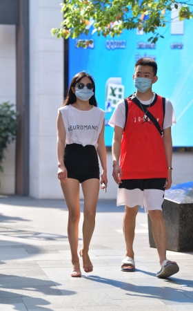 高腰黑色热裤美女