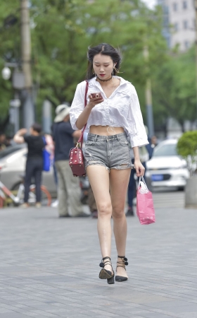 超长美腿热裤美眉