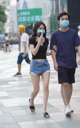 牛仔热裤美腿