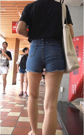 牛仔热裤小姐姐