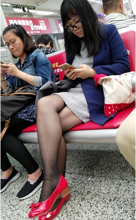 候车室的黑丝眼镜妹
