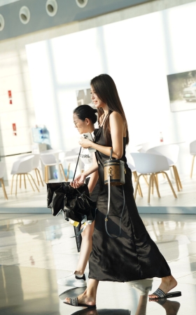 黑裙美女