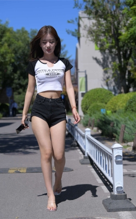 一始街拍作品 黑色热裤女孩