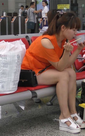 吃泡面的美眉裸足底大放送