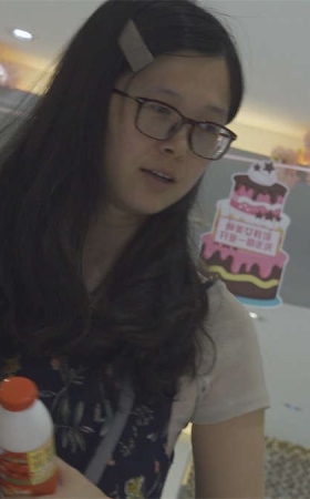 街拍鞋垫美女试鞋子