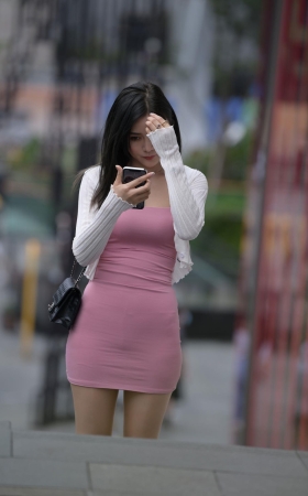 亮丝美腿的粉色美女