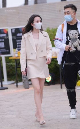 白皙的美腿美足小姐姐 [14P]