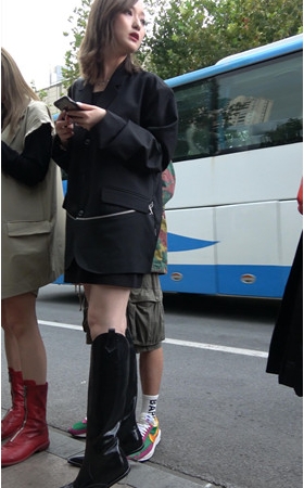 漂亮的黑色高靴气质美女