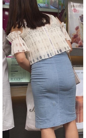 牛仔包臀裙妹子