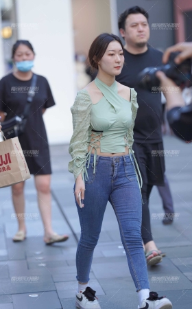 紧牛小妹 [18P]