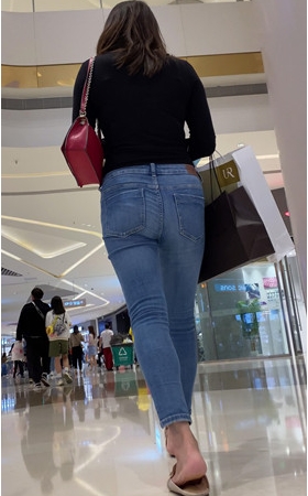 蓝色牛仔裤美女