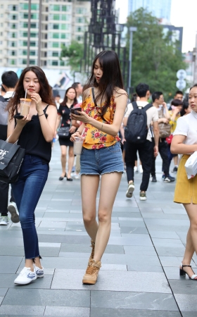 长腿吊带小姐姐