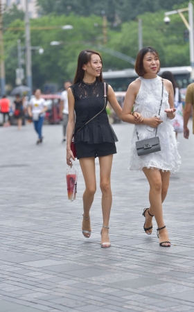 骨感VS微胖 长腿美少妇