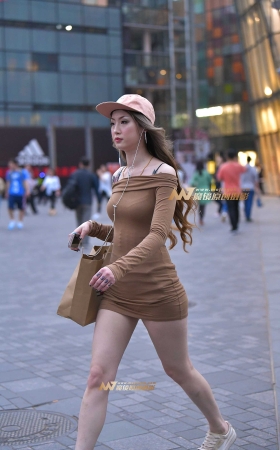 傍晚偶遇性感包裙美女 [17P]