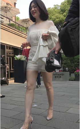 短发白色连衣套装小姐姐