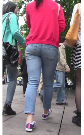 红衣牛仔小妹