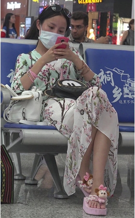 花裙妹子
