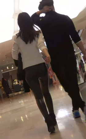 逛商场的两位超紧皮裤性感美女