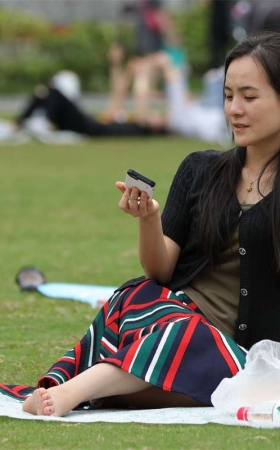 No1097 草地上的气质女孩或躺或坐多姿势解锁 第1套