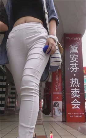 露脐装紧身白裤美女，三角地带饱满 [287 MB]