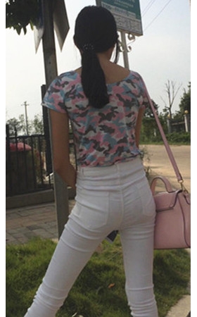 等车的白裤微透小妹