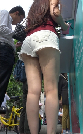 丰腴吊带红衣美女