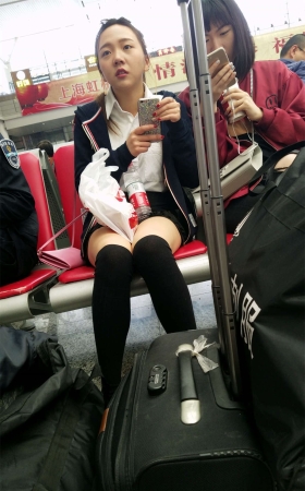 火车站候车的黑色高筒袜白皙美腿漂亮妹子