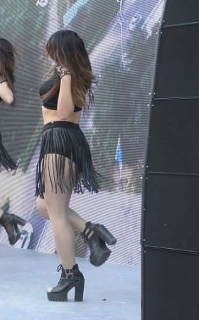 4k-舞台表演热舞的性感街拍美女