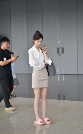 搭讪甜美美腿小姐姐